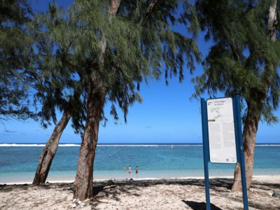 Des gens se baignent sur une plage de Saint-Gilles, à la Réunion, malgré les mesures de confinement imposées dans la lutte contre l'épidémie de coronavirus, le 20 mars 2020 - Richard BOUHET [AFP]
