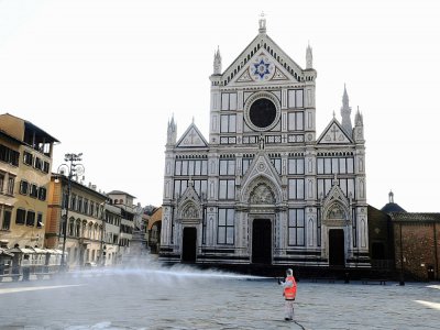Désinfection du parvis de la basilique Santa Croce, le 21 mars 2020 à Florence - Carlo BRESSAN [AFP]