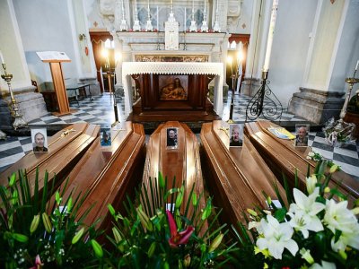Photo prise le 21 mars 2020 de cercueils dans une église de Serina, près de Bergamo en Italie, qui a enregistré près de 5.000 décès en un mois - Piero Cruciatti [AFP]