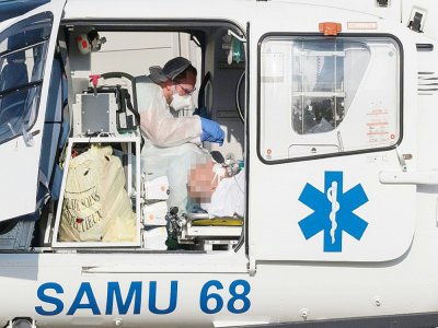 Un patient atteint du Covid-19 transféré par hélicoptère de l'hôpital de Mulhouse vers un autre établissement le 19 mars 2020 - SEBASTIEN BOZON [AFP/Archives]