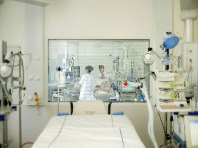 Un service de réanimation dans un hôpital de banlieue parisienne, en 2013 - FRED DUFOUR [AFP/Archives]