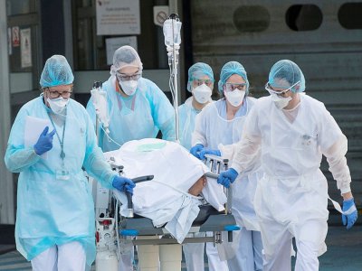 Transfert d'un patient atteint du Covic-19 en réanimation à Mulhouse vers un hôpital du sud de la France le 17 mars 2020 - SEBASTIEN BOZON [AFP/Archives]