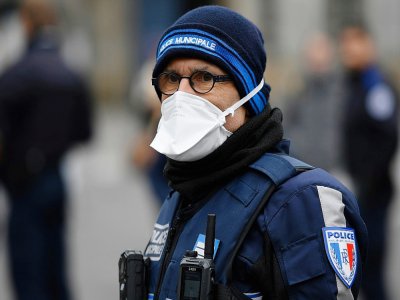 Un policier protégé par un masque à Rennes, le 21 mars 2020 - Damien MEYER [AFP]