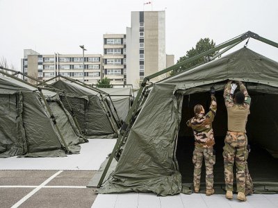 Installation par l'armée d'un hôpital militaire sur le parking de l'hôpital Emile Muller, le 21 mars 2020 - SEBASTIEN BOZON [POOL/AFP]