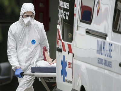 Personnel hospitalier transportant une patiente à l'hôpital Emile Muller de Mulhouse, le 22 mars 2020 - SEBASTIEN BOZON [AFP]