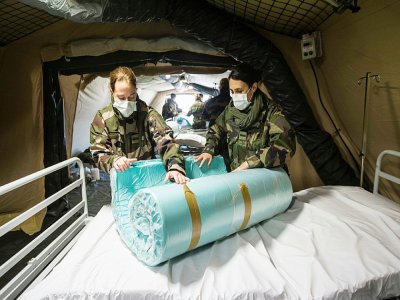 Des soldats français montent un hôpital de campagne à Mulhouse (est de la France), saturé par l'afflux de patients atteints du nouveau coronavirus et placés en réanimation, le 22 mars 2020 - SEBASTIEN BOZON [AFP]