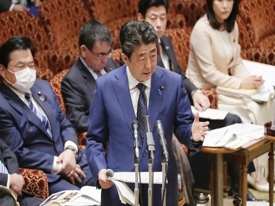 Le Premier ministre japonais Shinzo Abe devant le Parlement à Tokyo le 23 mars 2020 - - [JIJI PRESS/AFP]