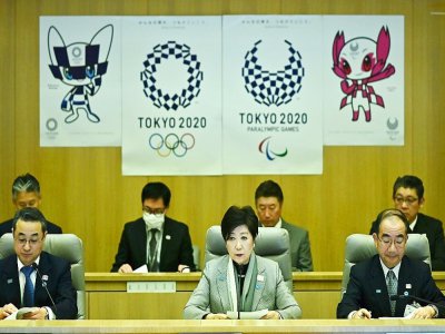 La gouverneure de Tokyo, Yuriko Koike (centre), lors d'une réunion dans la capitale japonaise le 23 mars 2020 - CHARLY TRIBALLEAU [AFP]