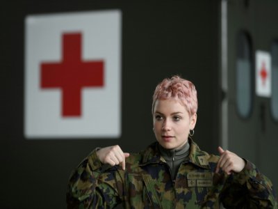 Gabrielle Ramseier, sergent de l'armée suisse, en formation à Bière (ouest) le 22 mars 2020 - Fabrice COFFRINI [AFP]