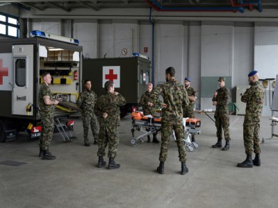 Des officiers de l'armée suisse en formation à Bière (ouest) le 22 mars 2020 - Fabrice COFFRINI [AFP]