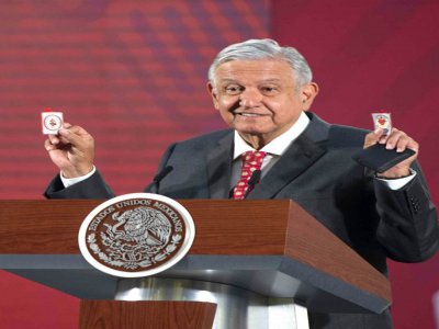 Photo fournie par la présidence mexicaine du président Andrès Manuel Lopez Obrador montrant des amulettes lors de sa conférence de presse à Mexico, le 18 mars  2020 - - [Mexican Presidency/AFP]