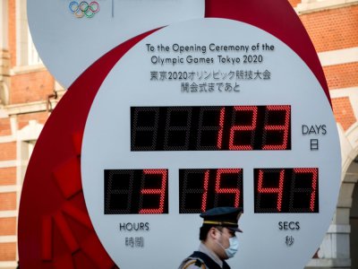 L'horloge à Tokyo qui décompte les jours qui restent jusqu'à l'ouverture des JO le 23 mars 2020 - Behrouz MEHRI [AFP]