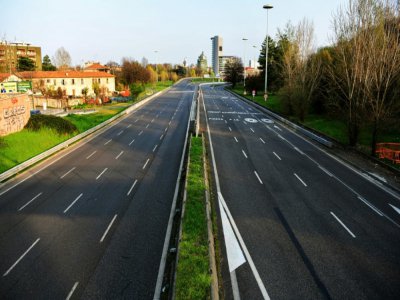 L'avenue Viale Alcide de Gasperi, habituellement l'une des plus encombrées de Milan, le 22 mars 2020 - Piero CRUCIATTI [AFP]