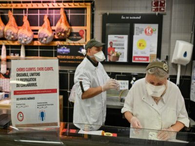 Les employés d'un supermarché à Saint-Etienne, le 23 mars 2020 - PHILIPPE DESMAZES [AFP]