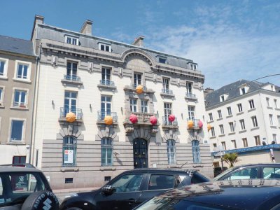 La manufacture du Parapluie de Cherbourg a annoncé ce lundi 23 mars que salariés de l'entreprise et couturières bénévoles s'activent et fabriquent une centaine de masques par jour.