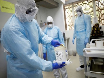 Des scientifiques avec des échantillons à tester dans la laboratoire de l'hôpital Point G à Bamako, au Mali, le 19 mars 2020 - MICHELE CATTANI [AFP/Archives]