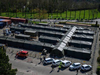 L'hôpital militaire de campagne à l'extérieur de l'hôpital Emile Muller à Mulhouse, le 22 mars 2020 - PATRICK HERTZOG [AFP]