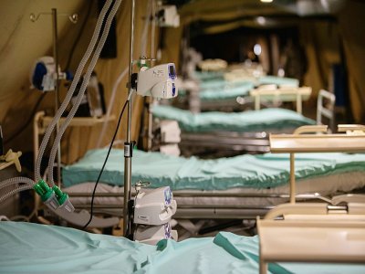 Des lits près à recevoir des premiers malades graves du coronavirus dans l'hôpital militaire de campagne à l'extérieur de l'hôpital Emile Muller à Mulhouse, le 22 mars 2020 - PATRICK HERTZOG [AFP]