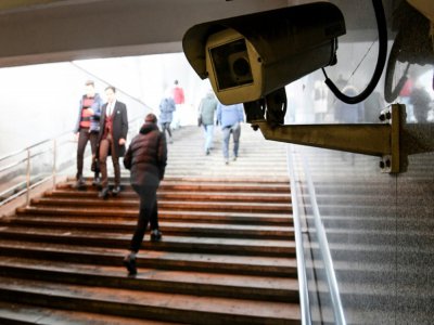 Une caméra de surveillance dans un passage souterrain, le 27 janvier 2020 à Moscou - Kirill KUDRYAVTSEV [AFP]