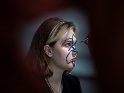 Darya Kozlova, une activiste grimée pour protester contre la reconnaissance faciale à  Moscou, le 16 février 2020 - Yuri KADOBNOV [AFP]
