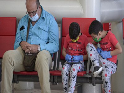 Des voyageurs attendent à l'aéroport José Marti de La Havane un vol pour rentrer dans leurs pays, le 23 mars 2020 à Cuba - ADALBERTO ROQUE [AFP]