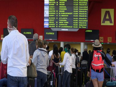 Des voyageurs attendent à l'aéroport José Marti de La Havane un vol pour rentrer dans leurs pays, le 23 mars 2020 à Cuba - ADALBERTO ROQUE [AFP]