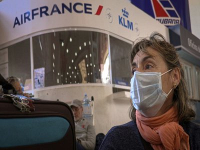 La touriste française Régine Paumier attend à l'aéroport José Marti de La Havane un vol pour rentrer en France, le 23 mars 2020 à Cuba - ADALBERTO ROQUE [AFP]