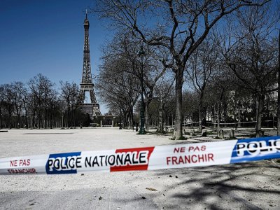 Fermeture des allées autour de la tour Eiffel, à Paris, le 23 mars 2020 - PHILIPPE LOPEZ [AFP]