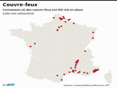 Cartes localisant les communes françaises ayant mis en place des couvre-feux pour lutter contre la propagation du nouveau coronavirus - Valentine GRAVELEAU [AFP]