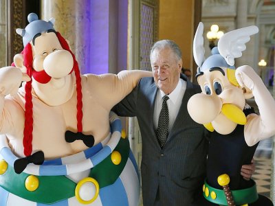 Albert Uderzo, entouré de ses deux personnages Astérix et Obélix, le 25 mars 2015 à Paris - PATRICK KOVARIK [AFP/Archives]