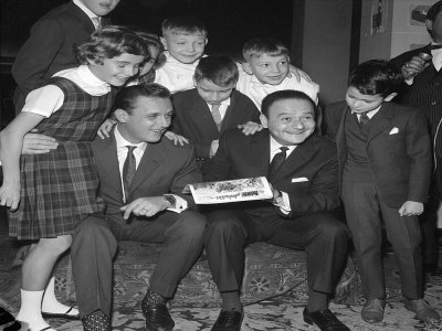 Le dessinateur Albert Uderzo à gauche et son complice le scénariste de bande dessinée René Goscinny posent au milieu du jury d'enfants pour la remise du "Prix Collégien" à Paris en 1962 - - [UPI/AFP/Archives]