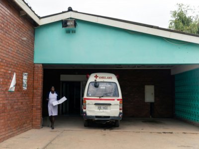 Une infirmière et une des trois ambulances en état de marche de la clinique Zengeza à Chitungwiza, au Zimbabwe, à 30 km au sud-est de Harare, le 20 mars 2020 - Jekesai NJIKIZANA [AFP/Archives]