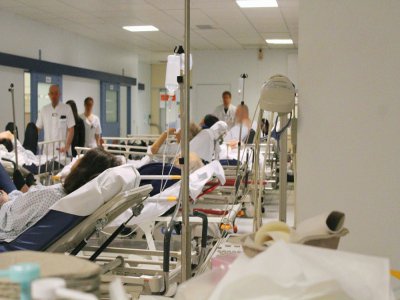 Les infirmiers du service des urgences du CHU se préparent et s'organisent pour accueillir une vague de patients atteints du Covid-19.