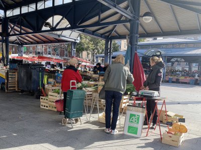 Les marchés à ciel ouvert sont désormais interdits, sauf dérogation de la préfecture sur demande de la municipalité.
