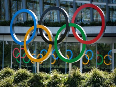Les anneaux olympiques devant le siège du CIO, le 24 mars 2020 à Genève - Fabrice COFFRINI [AFP]