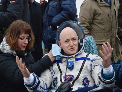 L'astronaute américain Scott Kelly, lors de son atterrissage près de Dzhezkazgan, au Kazakhstan, de retour d'une mission dans l'espace, le 2 mars 2016 - KIRILL KUDRYAVTSEV [AFP/Archives]
