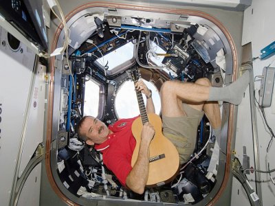 L'astronaute canadien Chris Hadfield, au sein d'une capsule de la station spatiale internationale, le 25 décembre 2012, dans une photo transmise par la NASA - HO [NASA/AFP/Archives]