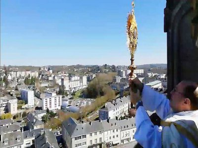 Le père Laurent Perrée a béni la ville de Saint-Lô, le mercredi 25 mars 2020 - Capture d'écran - Tendance Ouest