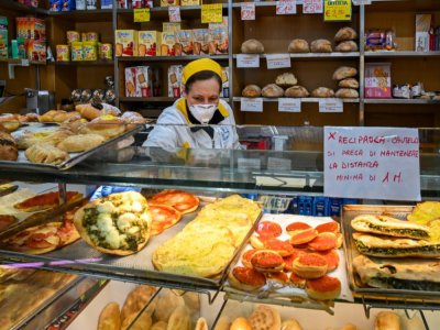 Dans une épicerie-boulangerie de Rome, le 18 mars 2020 - ANDREAS SOLARO [AFP/Archives]