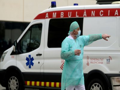 Un soignant devant les urgences d'un hôpital de Valence le 25 mars 2020 - JOSE JORDAN [AFP]