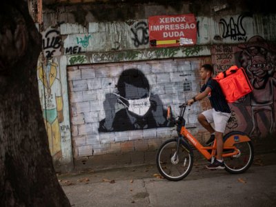 Fresque murale dépeignant le président Jair Bolsonaro, à Rio de Janeiro, le 24 mars 2020 - Mauro PIMENTEL [AFP]