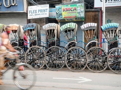 Des rickshaws garés et sans client pour le premier jour de confinement en Inde, le 25 mars 2020 - Dibyangshu SARKAR [AFP]
