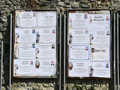 Les avis de décès placardés sur les murs de Vertova, un village près de Bergame, dans le nord de l'Italie, qui compte de nombreux morts du coronavirus, le 24 mars 2020 - MIGUEL MEDINA [AFP]