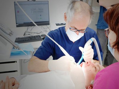 Comment réussir à trouver un dentiste ouvert si on est victime d'une rage de dents en plein confinement lié au coronavirus ?