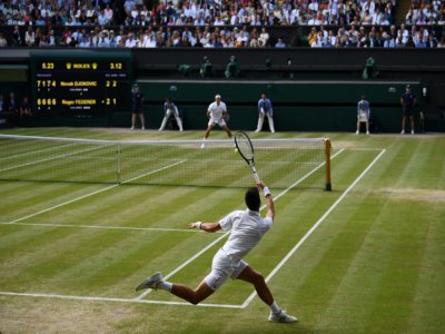Le Serbe Novak Djokovic (au premier plan) lors de la dernière finale messieurs de Wimbledon qu'il a remportée face au Suisse Roger Federer le 14 juillet 2019 à Londres. - Daniel LEAL-OLIVAS [AFP/Archives]