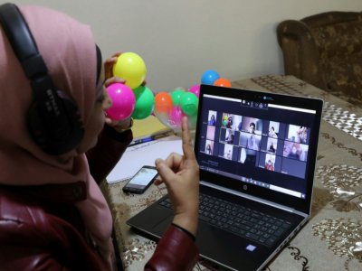 Dans les Territoires palestiniens, faire l'école en ligne, le 23 mars 2020 à Dura, près de Hébron - Hazem BADER [AFP]