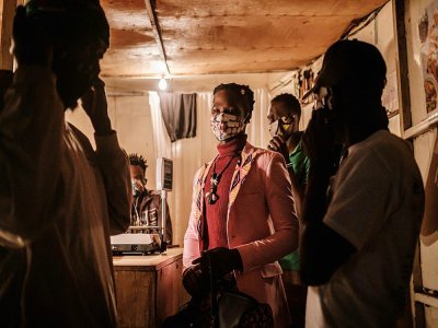 A Kibera, le créateur de mode kényan David Avido fabrique des masques avec des chutes et les distribue, le 23 mars 2020 - Yasuyoshi CHIBA [AFP]