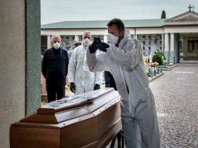 Au cimetière de Grassobbio en Italie,les proches des décédés ne peuvent dire adieu, le 23 mars 2020 - Piero CRUCIATTI [AFP]