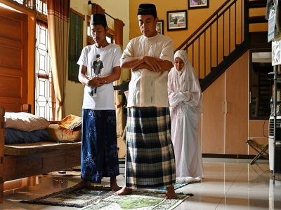 A Tangerang en Indonésie, on prie à la maison, le 23 mars 2020 - Adek BERRY [AFP]