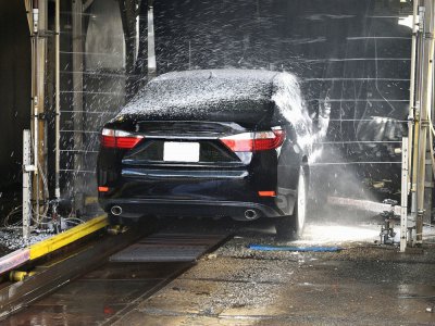 Avec le confinement, il n'est pas possible de sortir de chez soi pour laver sa voiture dans un centre auto.
